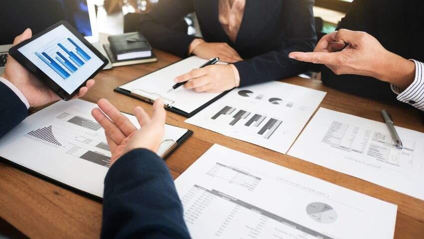 Intersections of Macroeconomic Factors and Stock Returns: Inflation and Growth Contexts